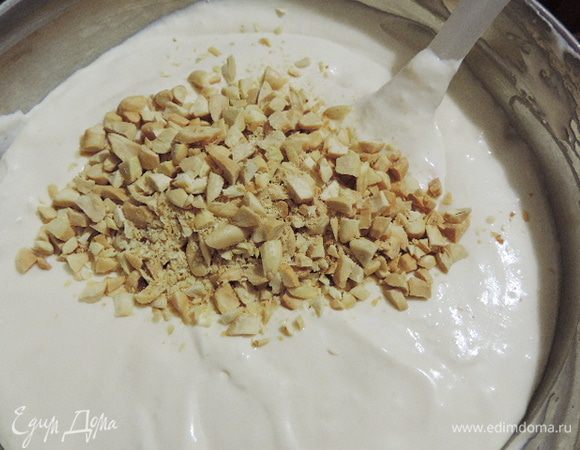 В последнюю очередь вводим в суфле крупно рубленный миндаль, перемешиваем до однородности.