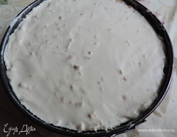 Выкладываем полученное суфле в форму на подготовленную основу. Убираем в холодильник до полного застывания суфле, лучше на ночь.