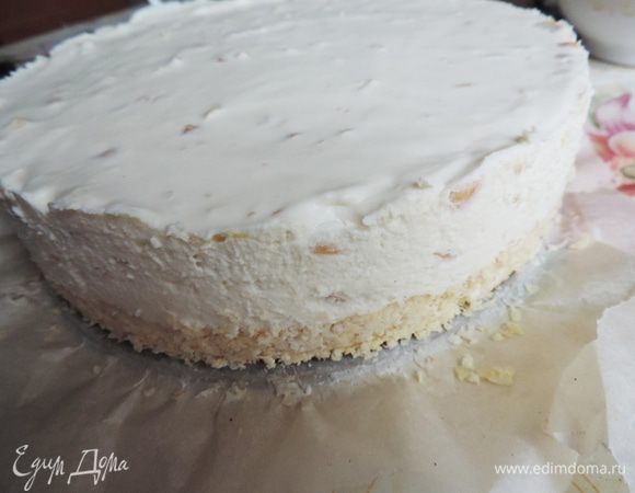 Когда суфле застынет, вынимаем торт из формы, проводя ножом вдоль краев формы. 