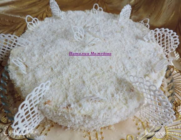 Бока и верх торта посыпаем кокосовой стружкой. Украшаем по своему желанию. У меня завитки из айсинга.