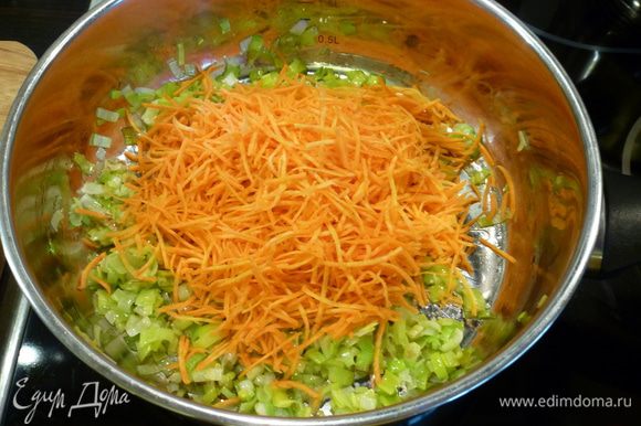 Шинкуем лук-порей, натираем морковь. На растительном масле обжариваем лук 3 минуты, добавляем морковь и обжариваем еще 3 минуты.