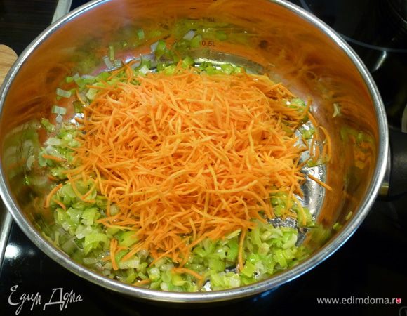 Шинкуем лук-порей, натираем морковь. На растительном масле обжариваем лук 3 минуты, добавляем морковь и обжариваем еще 3 минуты.