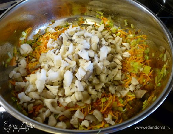 Добавляем нарезанные вешенки и обжариваем на среднем огне еще 10-15 минут.
