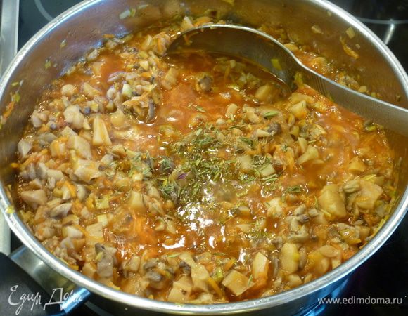 Добавляем томатную пасту, воду, соль, сахар, винный уксус и листочки тимьяна ( я использовала сухой). Тушим икру еще минут 15.