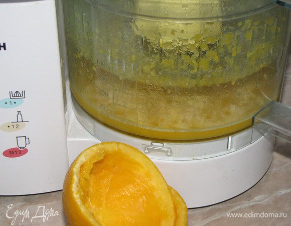 Выжать сок из одного апельсина. Должно получится примерно 100-150 мл.