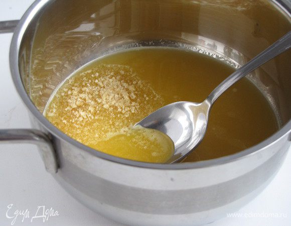 Сок процедить. Половину сока смешать с желатином. Размешать и дать желатину набухнуть.