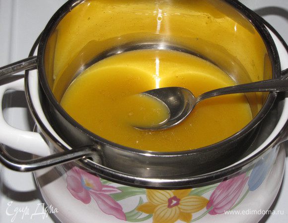 Нагреть желатиновую смесь на водяной бане до полного растворения желатина.