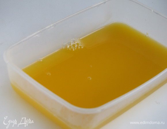 Добавить оставшийся сок, размешать, налить в контейнер и поставить застывать в холодильник минут на 30.