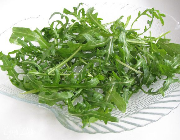 Листья салата, у меня была рукола (подойдет любой салат), вымыть, обсушить и разложить на блюде.