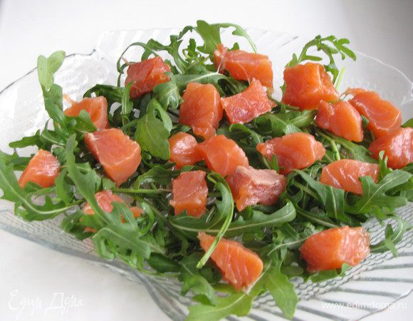 Сверху выложить кусочки форели.