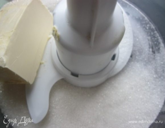Взбить мягкое сливочное масло с сахаром.
