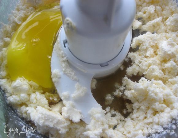 Добавить яйцо и ликер ( я заменила на 1 ст.л готового кофе).