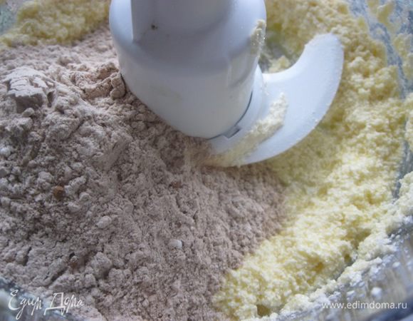 Постепенно всыпать муку ( в два-три приема).