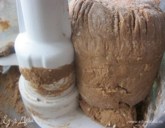 Тесто должно получится эластичным. Больше муки не рекомендую добавлять.