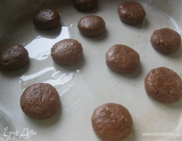 Сформировать шарики, чуть меньше грецкого ореха, выложить в форму( смазать маслом) или на противень( застеленный п.бумагой) , немного придавить дном стакана.
Выпекать в разогретой духовке ( до 175 С) 15-20 минут.
Готовое горячее печенье будет слегка мягким, по мере остывания печенье станет хрустящим.