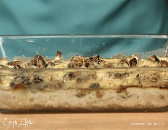 Вместо жирного майонеза мы возьмем 10% сливки. Заливаем все содержимое формы и отправляем в разогретую духовку на 40 минут. Температура 180 градусов.
Калорийность этого блюда нам помогают снизить сливки и шампиньоны. Также можно  снизить потребляемые калории с помощью приёма препарата Орсотен Слим, принимая который параллельно с пищей три раза в день, Вы сможете еще быстрее добиться результата в снижении веса.