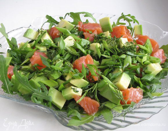 Авокадо очистить, нарезать кубиком, сбрызнуть лимонным соком и добавить к салату.