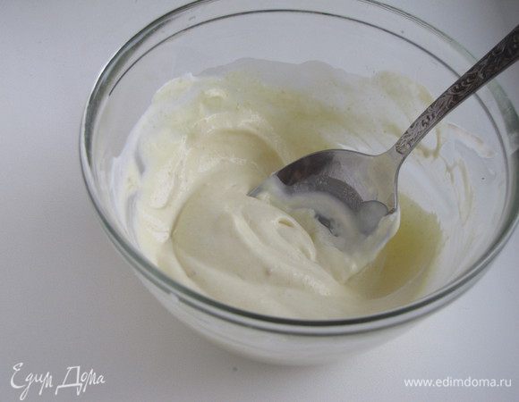 Приготовить соус. Для этого смешать творожный сыр, йогурт, сливочный хрен и посолить немного. Соус получается довольно густой.