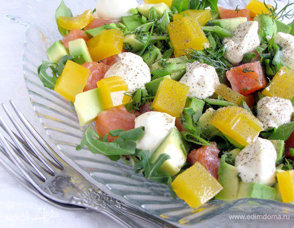 Достать остывшее желе из контейнера, нарезать кубиками. Выложить кубики желе сверху на салат.