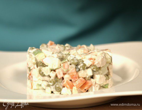 Салат украсить зеленью петрушки и подавать к столу. Низкокалорийный Слим-оливье готов - приятного аппетита! А если Вы считаете, что Вам нужно скинуть еще пару килограмм (немного похудеть), то Орсотен Слим - оптимальный выбор.