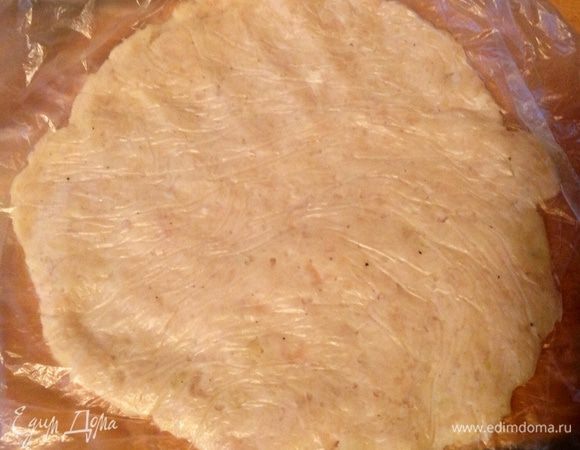 Подсоленные яйца взбили, у нас есть яйца и есть готовый уже куриный фарш, столовую ложку фарша мы закладываем в пакетик или в пищевую пленку и разминаем руками  в лепешку.