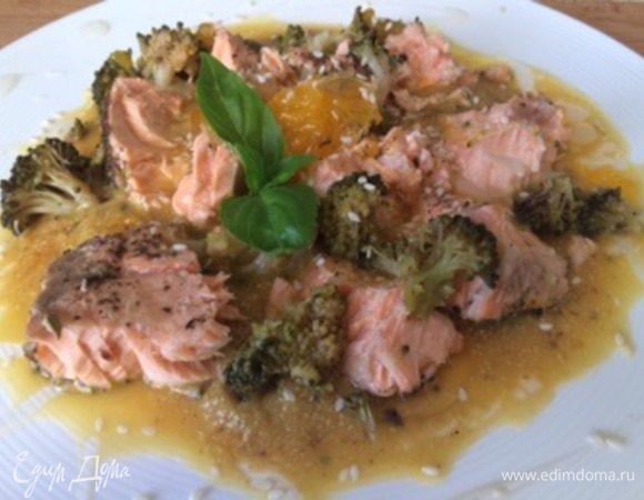 Через 5-7 минут готово! Сервируем суп. Выкладываем красиво кусочки рыбы, выжимаем сверху сгущенный температурой мандариновый сок, брокколи, листик базилика :) Та-дааааам.