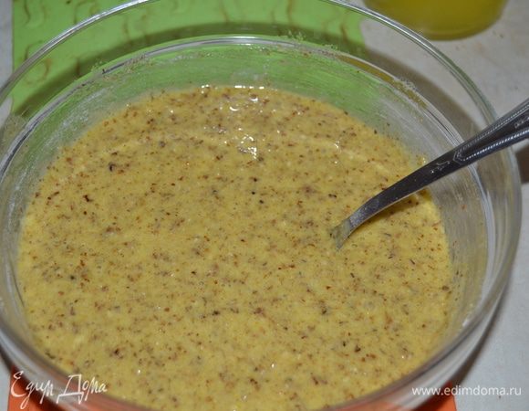 Беру 250 г грецких орехов и измельчаю их на блендере. Измельченные орехи высыпаю в яичную смесь, хорошо вымешиваю. Затем добавляю пачку разрыхлителя и снова перемешиваю.