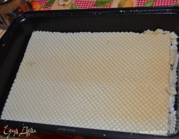 Беру противень на него выкладываю вафлю большого размера(которая продается в магазине). Сверху на вафлю выливаю яично-ореховую смесь.
