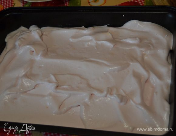 Для следующего коржа я взбиваю 9 белков с 200 г сахара до крепких пиков. Затем постепенно всыпаю пачку ягодного пудинга и 1 столовую ложку крахмала.