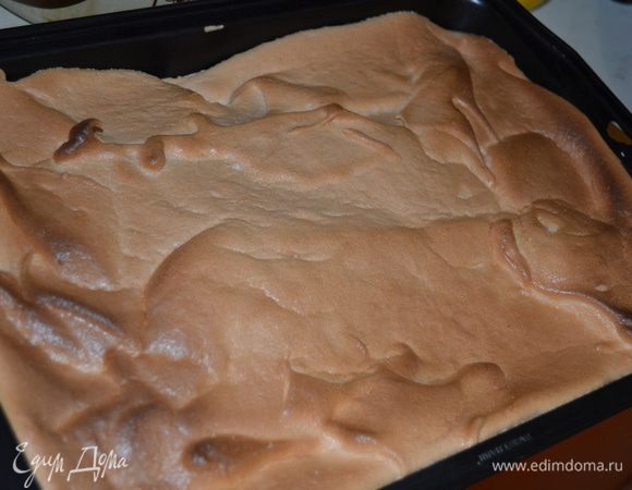 Беру противень смазываю сливочным масло и выливаю туда эту смесь.Выпекаю  при температуре 170 градусов 20-25 минут до готовности. Когда корж будет готов, не вынимайте сразу дайте ему остыть, а тогда вынимайте.
Если вынимать горячим, он уменьшается в размере.