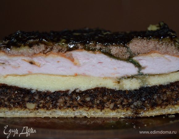 Сверху торт можно залить глазурью или же присыпать шоколадом. Я присыпала шоколадом.