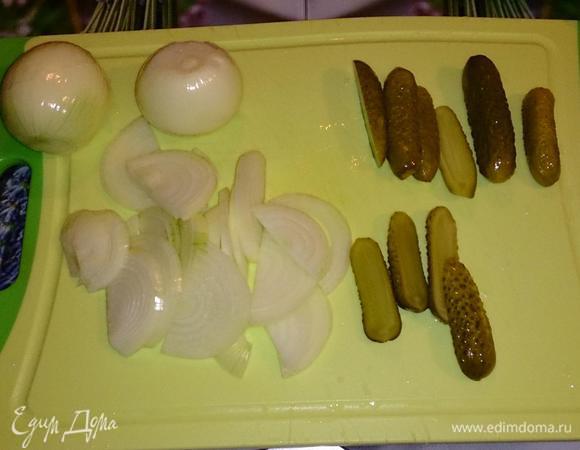 Огурцы нарезать примерно также, лук - полукольцами.