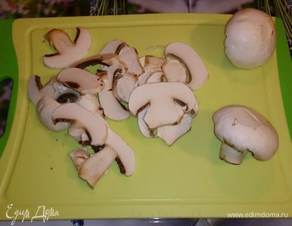 Шампиньоны нарезать тонкими пластинками.