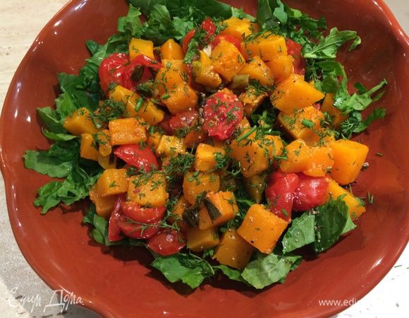 Вынуть форму из духовки и переложить содержимое в салатницу. 
Рукколу и петрушку помыть и порвать руками.
Добавить зелень к салату, заправить его 1 ст.л. оливкового масла и уксусом, посолить и поперчить по вкусу, перемешать. 
Салат из тыквы вкусен в теплом виде, поэтому желательно подать его к столу сразу после приготовления. 

Приятного аппетита!