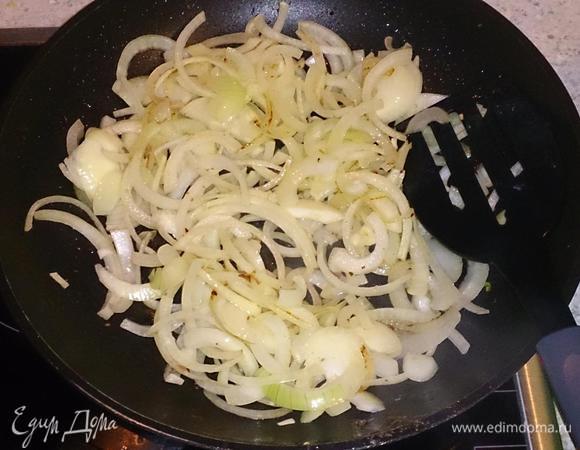 Обжарить лук.