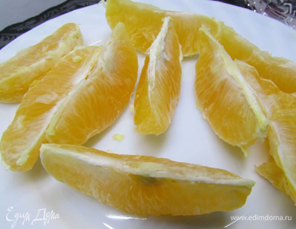 Апельсин и яблоко хорошо вымыть, обсушить бумажным полотенцем. Апельсин очистить и разделить на дольки.