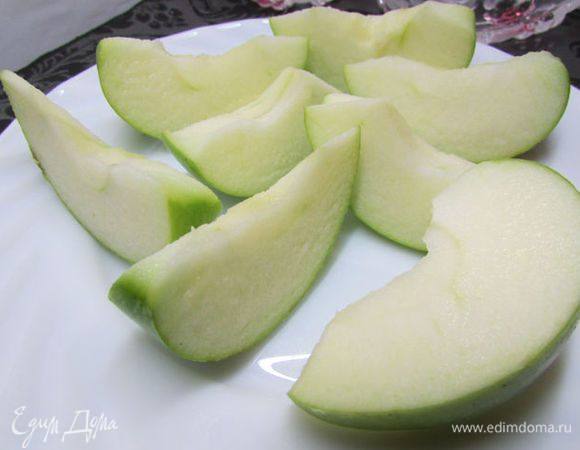 Яблоко разрезать пополам, удалить сердцевину с семенами, мякоть нарезать ломтиками.