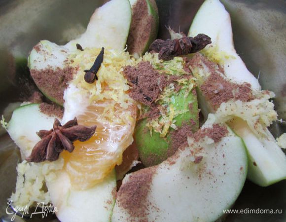 Все подготовленные ингредиенты сложить в небольшую кастрюлю, добавить сок и цедру лимона, анис, гвоздику, корицу.