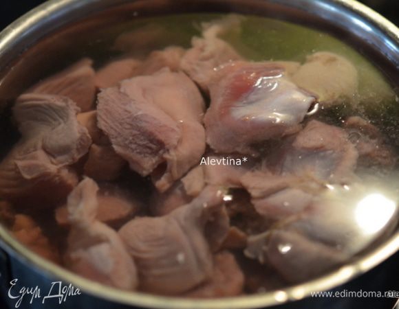 В кипящей воде отварить желудочки 20 мин. Пенку снять, воду слить. 