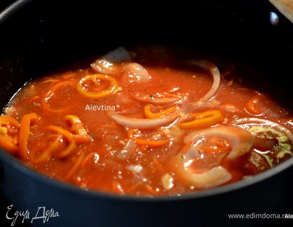 Овощи очистить и нарезать. Выложить на горячую сковороде с маслом. Добавить томатный соус и бульон, соль, перемешать и готовить 5-8  мин.