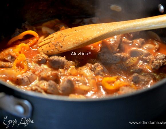 Выложить желудочки в овощной соус, добавить молотый кориандр, черный перец. Закрыть крышкой и тушить еще 20 мин.