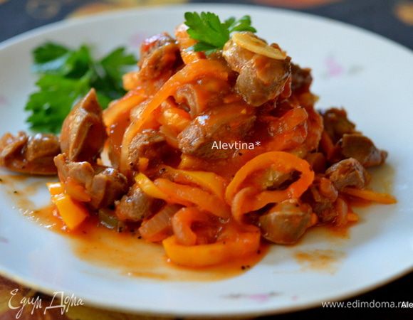 Подать с готовым гарниром, как рис или макароны. Посыпать зеленью по вкусу.