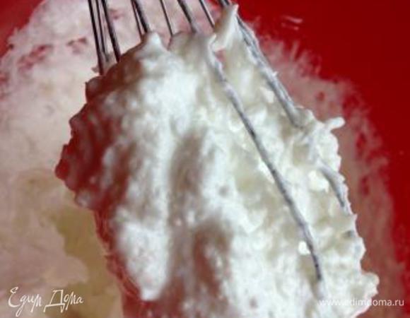 Взбить 3 белка со щепоткой соли до устойчивой пены и, постепенно добавляя 100 г сахара, до крепких пиков.
Аккуратно венчиком вмешать 1 ст.л. крахмала и 100 г кокосовой стружки.
Не пробовать!!! (а то нечего будет печь!).