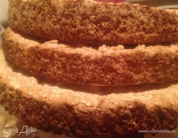 Выложить смесь в застеленную пергаментом форму и выпекать при температуре 200 градусов до легкой румяности (у меня это занимало 20-30 мин. - ориентируйтесь по своей духовке!!!).
Приготовьтесь наслаждаться божественным ароматом!
Остудить, аккуратно провести ножом вдоль края формы и вытащить корж.
Также испечь еще 2 коржа.