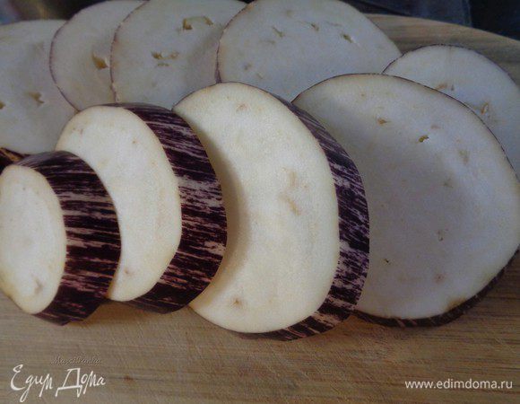 Нарезать баклажан толстыми колечками.