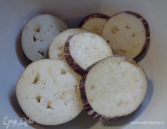 Посыпать баклажан солью и черным перцем с двух сторон и оставить пустить сок на 15-20 минут.