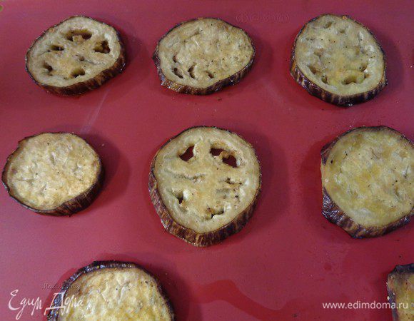 Выложить на пекарскую бумагу и запекать до легкой румяности, в разогретой до 200° С духовке на режиме "гриль" или на обычном (тогда ставим противень в баклажанами повыше).

** Такой способ не дает баклажанам абсорбировать, как при жарке, много масла, он легче и полезней для здоровья. Кусочки главное нарезать потолще.

Заготовленные таким образом баклажаны, можно сложить в стеклянную герметичную тару и хранить в холодильнике несколько дней.