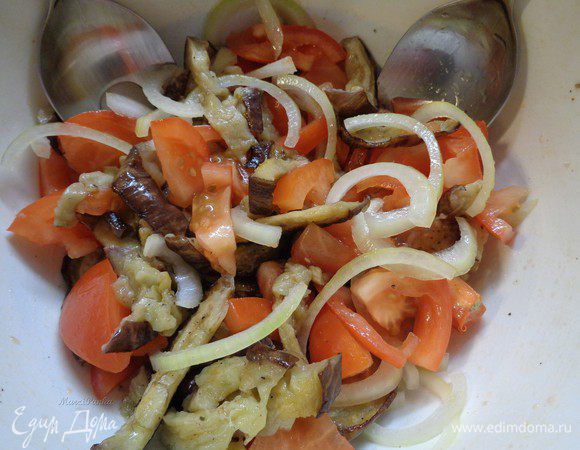 Запеченным баклажанам дать остыть, порезать их брусками в длину. Добавить к ним красный лук, томаты, зелень на ваш вкус (у меня замороженная кинза). 