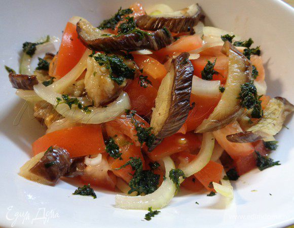 Добавить в салат немного сока лимона или грейпфрута, полить перед подачей бальзамическим соусом или уксусом.

Приятного аппетита!