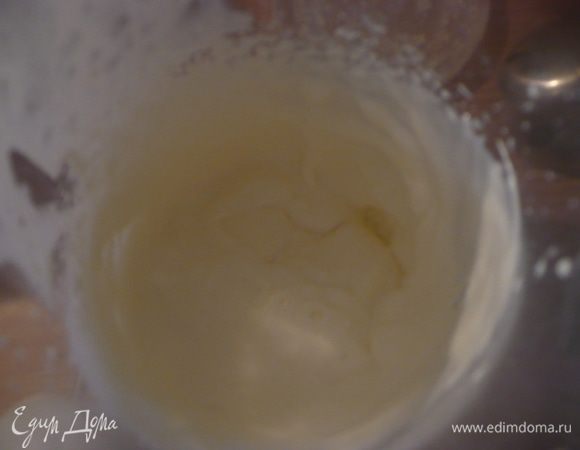 Взбиваем 200 мл. сливок с 3 ст.л. сахарной пудры.